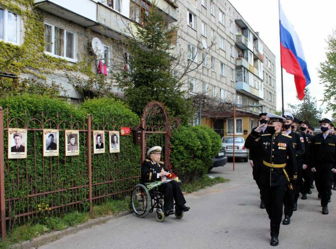 Парад под окнами