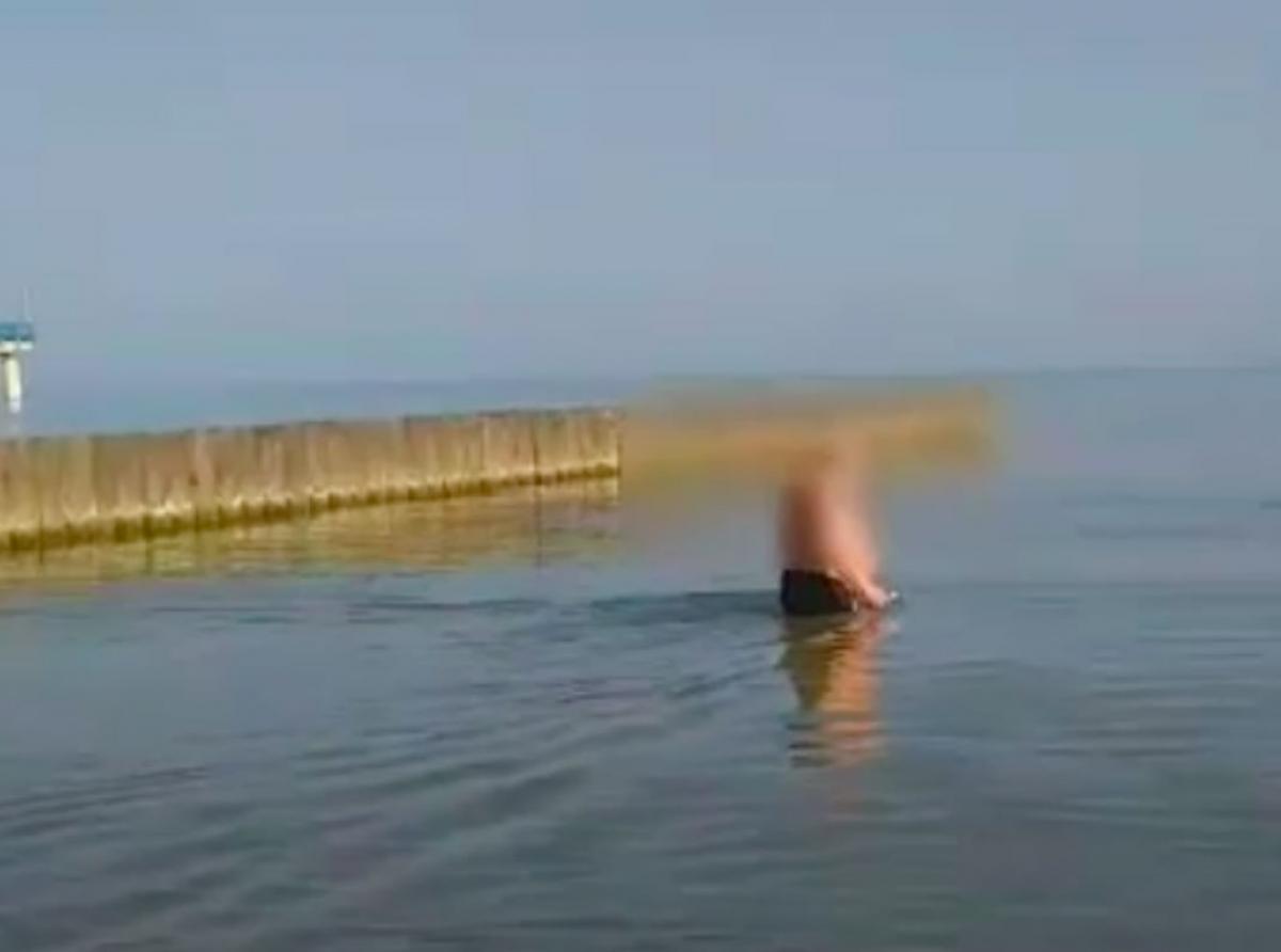 Крестится и ... чистит зубы!