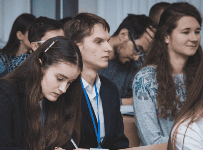 Студенты возвращаются в аудитории