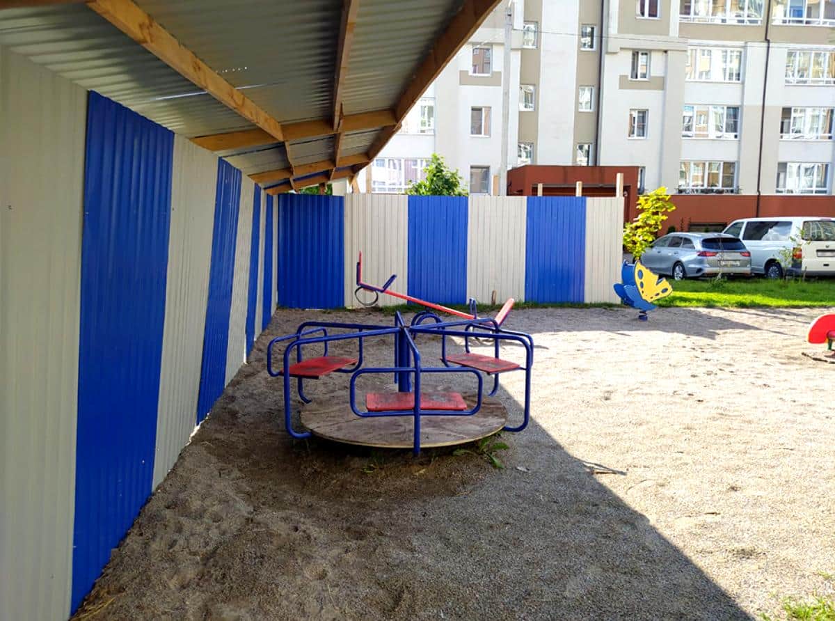 Качели в опасности