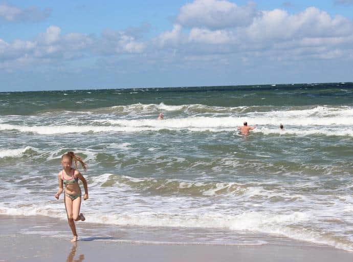 Отдыхаете на море? Следите за детьми!