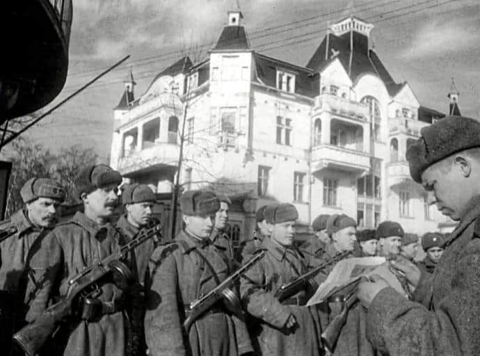 Стволы орудий охлаждали снегом...