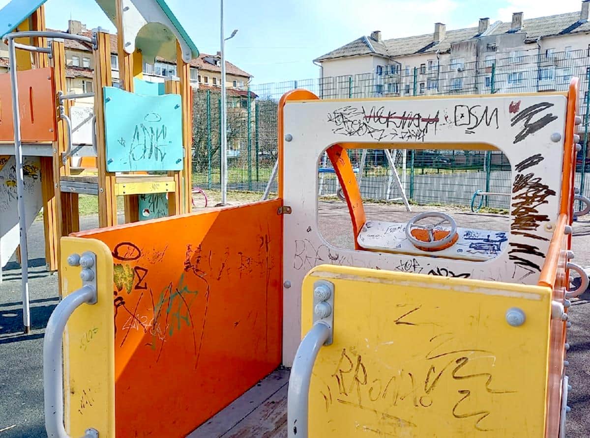 Изрисованные площадки и горы ветвей
