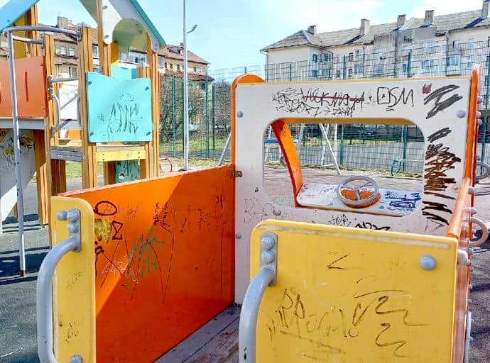 Изрисованные площадки и горы ветвей