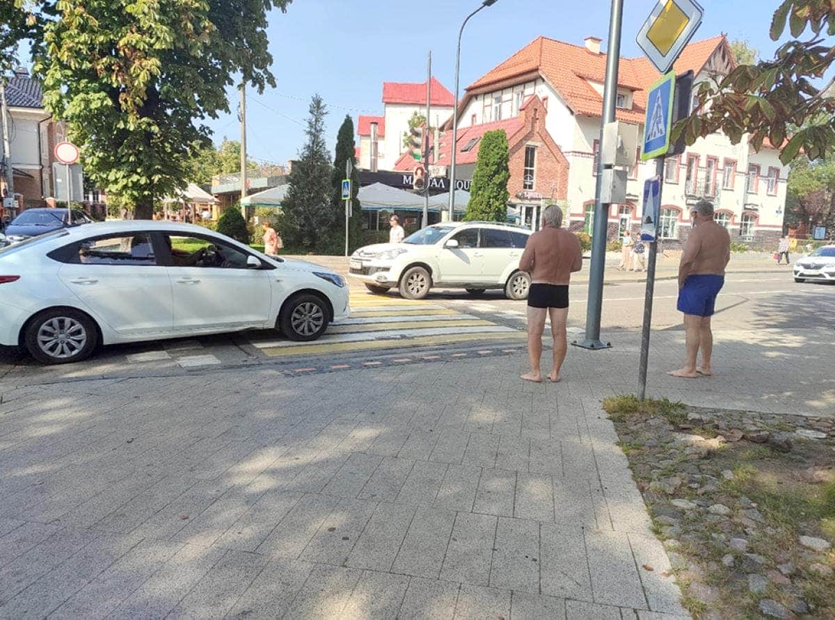Волнует: стыдно, кому видно? Или у кого?