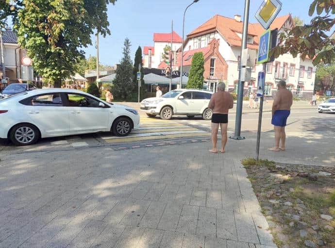 Волнует: стыдно, кому видно? Или у кого?