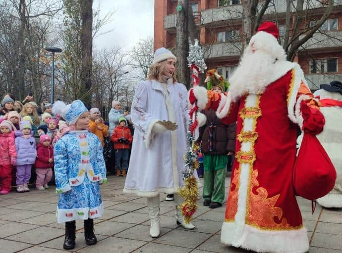 Именинник с бородой и в красной шубе