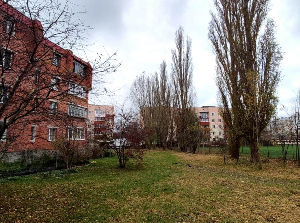 В редакцию обратились жители дома №20 на улице Лермонтова, встревоженные судьбой земельных участков около дома
