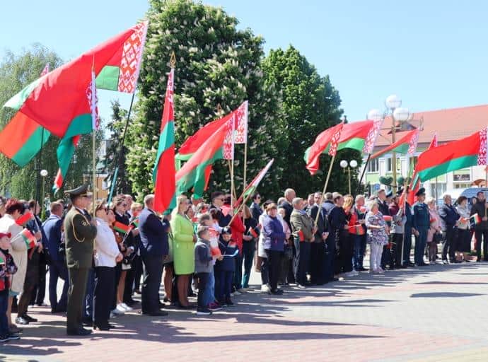 Зельвенцы отмечают день государственных символов Республики Беларусь
