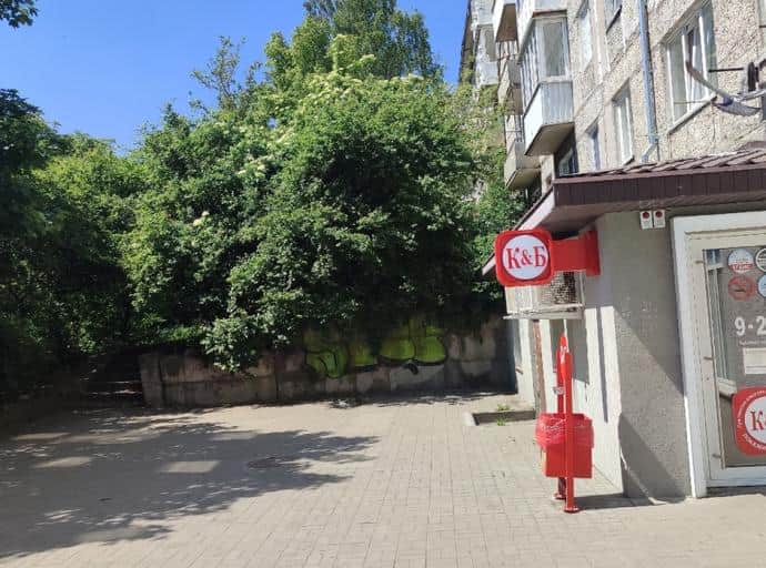 Бутылки под окном