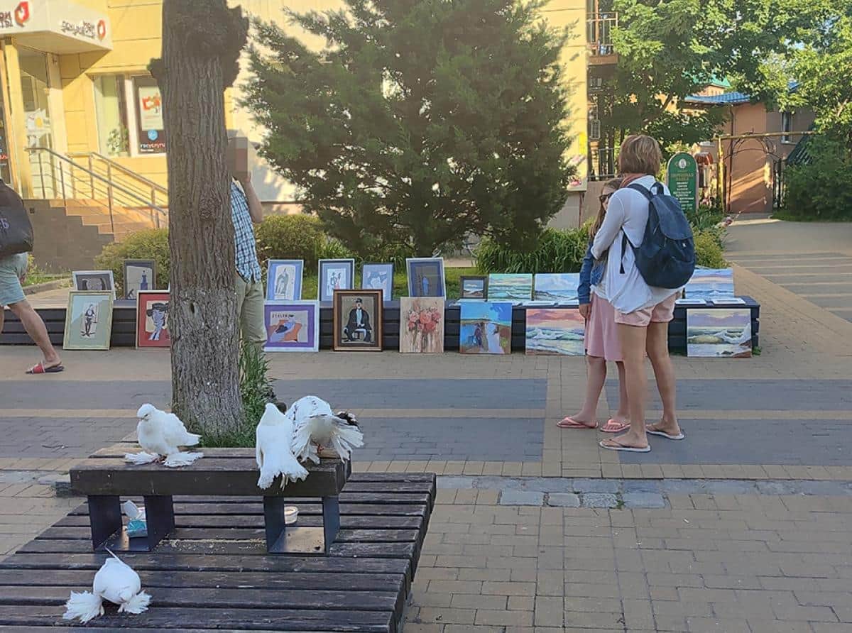 Парадный вход, подвесные лавочки и навязчивые услуги