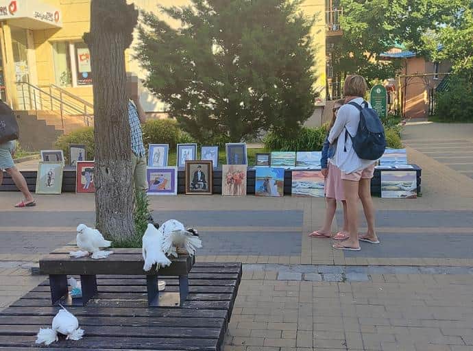 Парадный вход, подвесные лавочки и навязчивые услуги