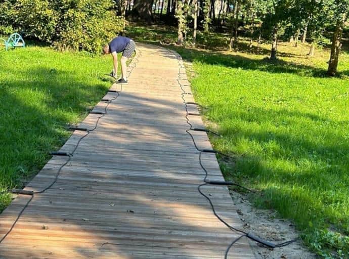 Подрядчик обустраивает освещение дорожек в парке «Сосновка»