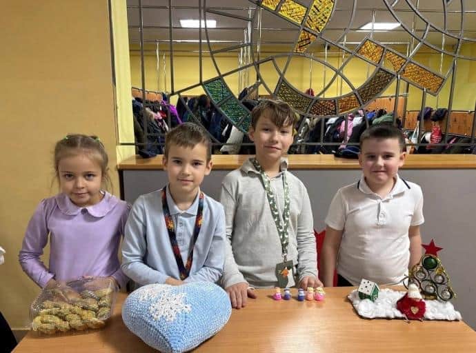 В гимназии «Вектор» стартовала школьная рождественская ярмарка