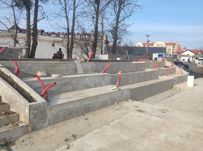 В Зеленоградске продолжаются работы по благоустройству рекреационной зоны на улице Тургенева