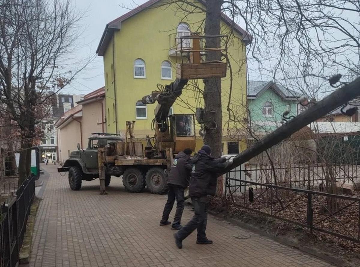В Зеленоградске избавили от столбов и висящих проводов улицу Пограничнаую и второй Московский переулок