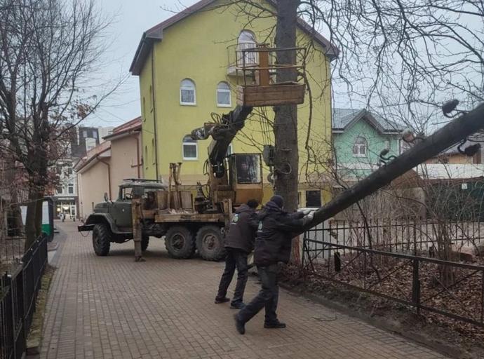 В Зеленоградске избавили от столбов и висящих проводов улицу Пограничнаую и второй Московский переулок