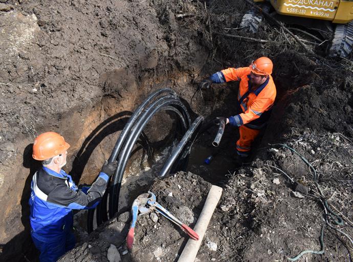 Бригада областного «Водоканала» заменила 12 метров аварийной трубы в посёлке Красноторовка Зеленоградского округа
