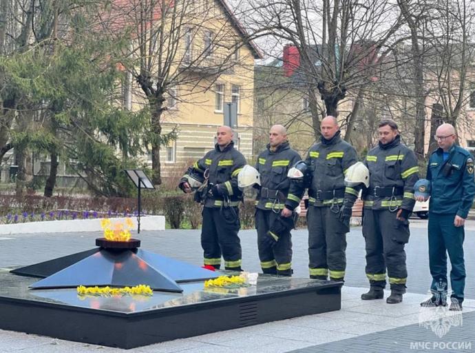 Бойцы пожарно-спасательной части №15 почтили память павших советских воинов