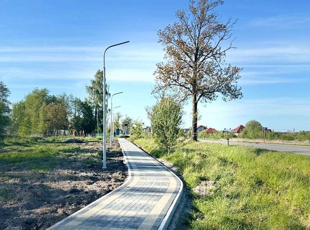 Завершается капитальный ремонт тротуара, соединяющего поселки Коврово и Васильково