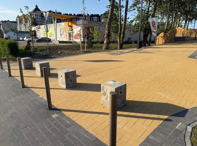 У нового каскадного водопада установили кубы