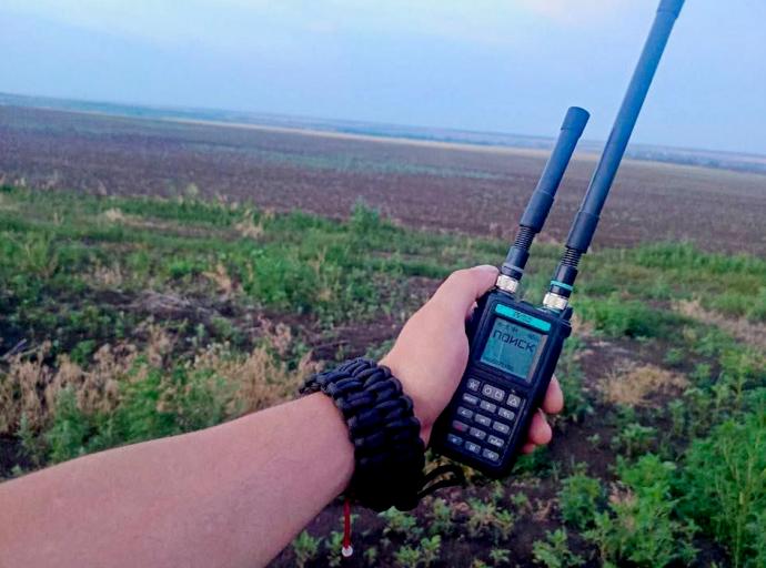 Мастерицы из Мельниково плетут браслеты выживания из паракорда