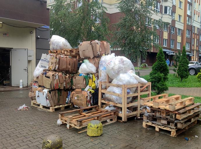 Жители Зеленоградска пожаловались на захламление у супермаркета