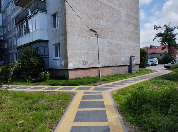 В западном микрорайоне Зеленоградска завершён капитальный ремонт тротуара