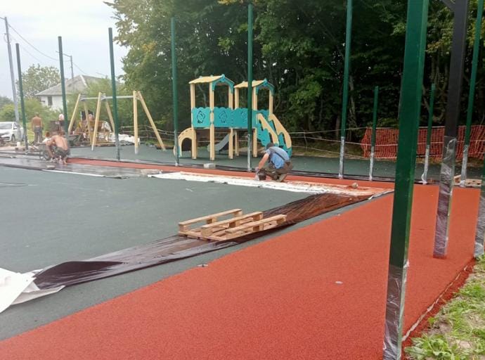 В поселках муниципалитета продолжается обустройство детских и спортивных площадок