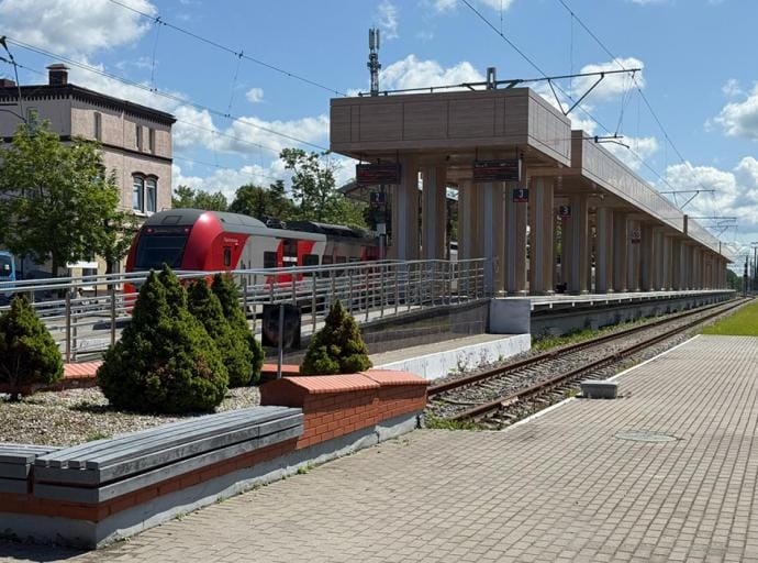 Стоя в электричке