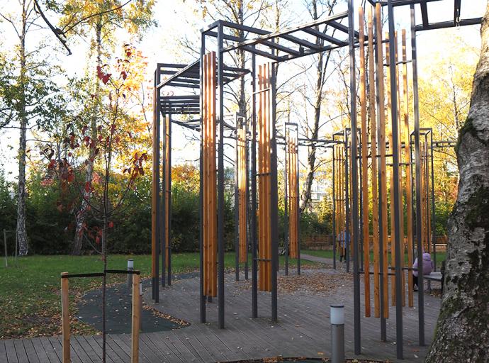 В сквере гимназии «Вектор» убрали подвесные лавочки