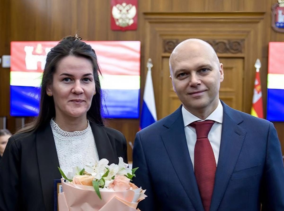 Губернатор вручил жилищный сертификат учителю начальной школы Зеленоградской школы