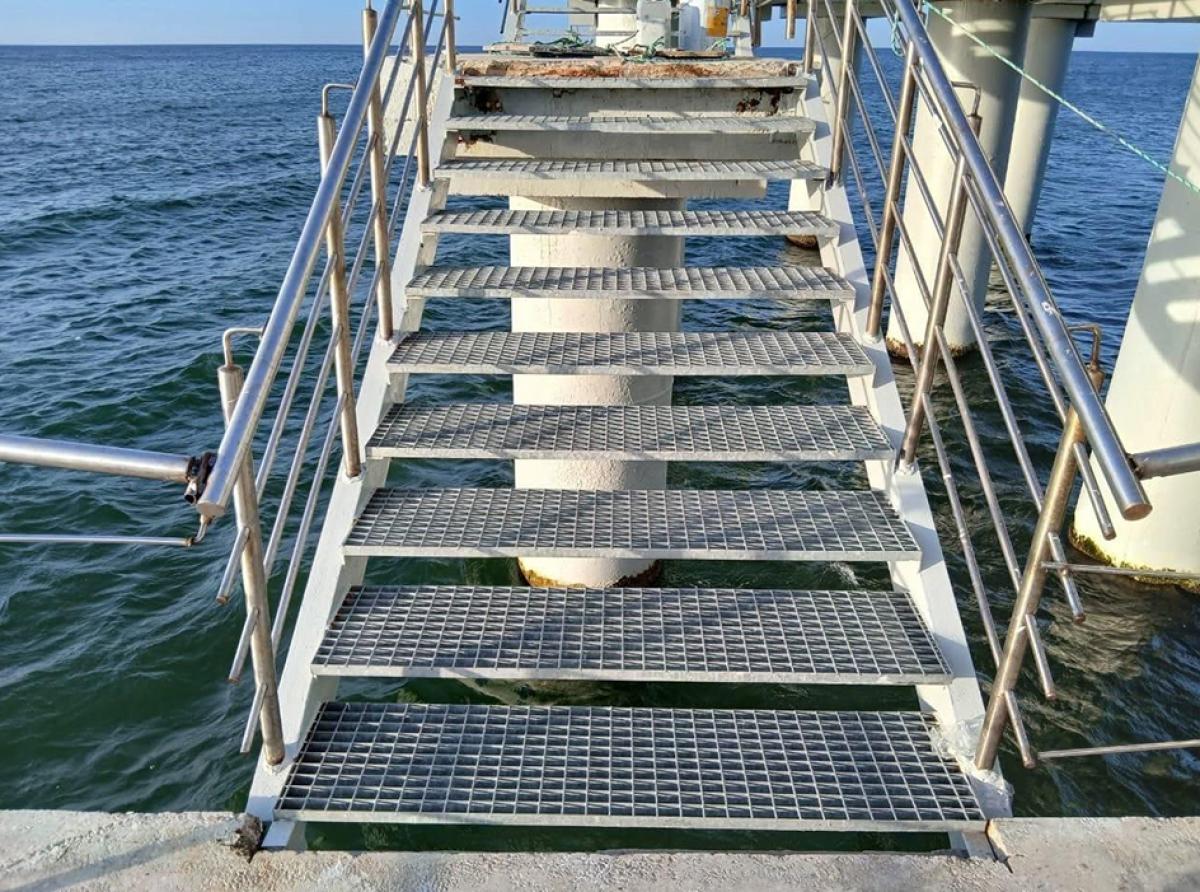 В Зеленоградске завершены работы по монтажу элементов каркаса и установке подсветки городского пирса