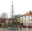 На городской площади начался монтаж ёлки