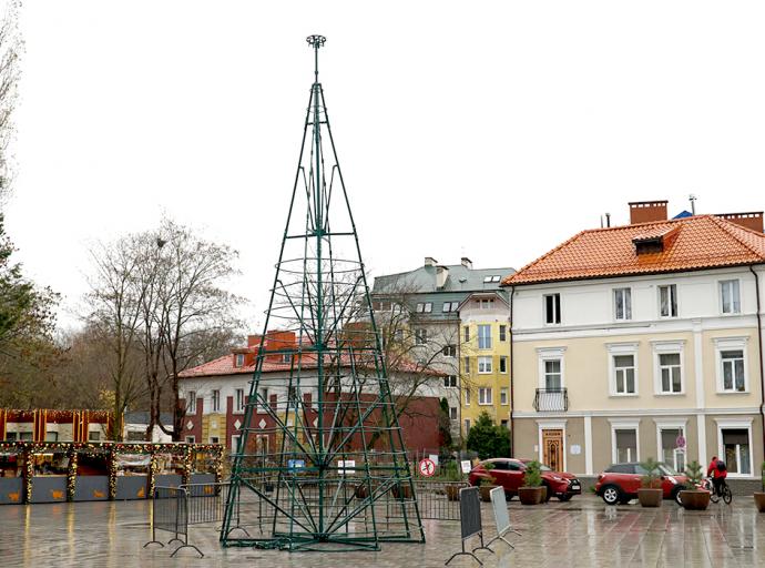 На городской площади начался монтаж ёлки