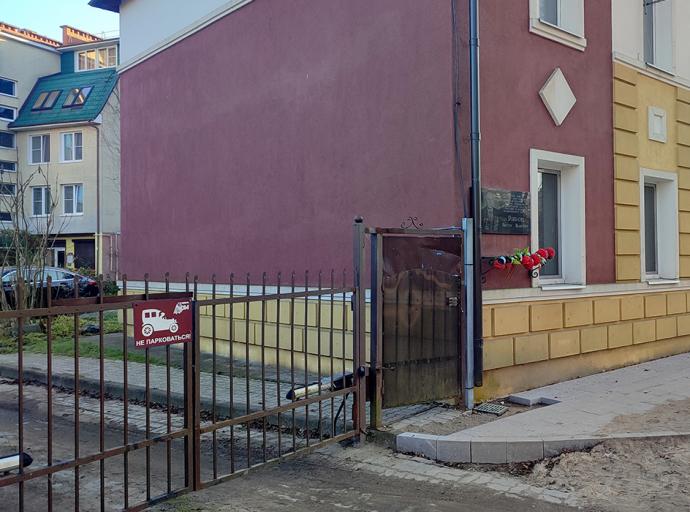 Въездные ворота в центре Зеленоградска стали помехой для городского благоустройства