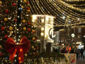 В Зеленоградске продолжается новогоднее оформление улиц