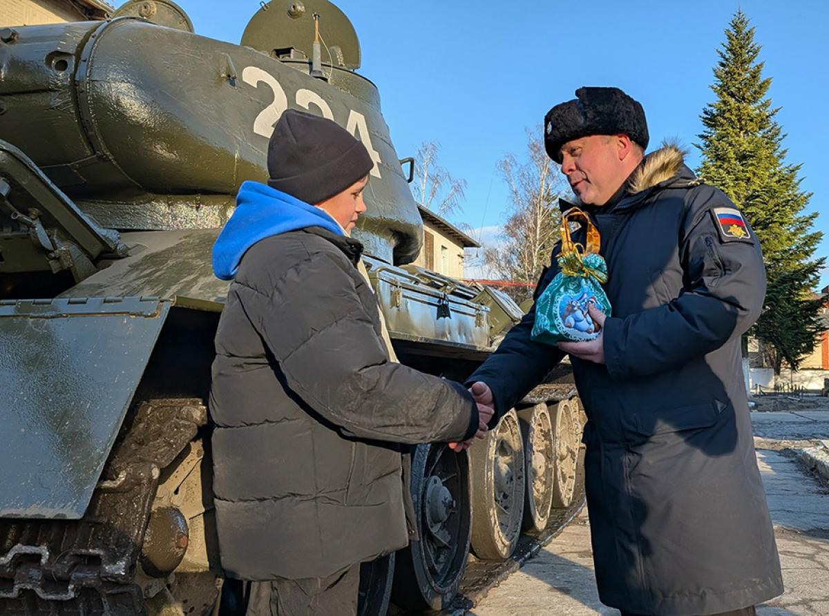 Т-34 под новогодней ёлкой