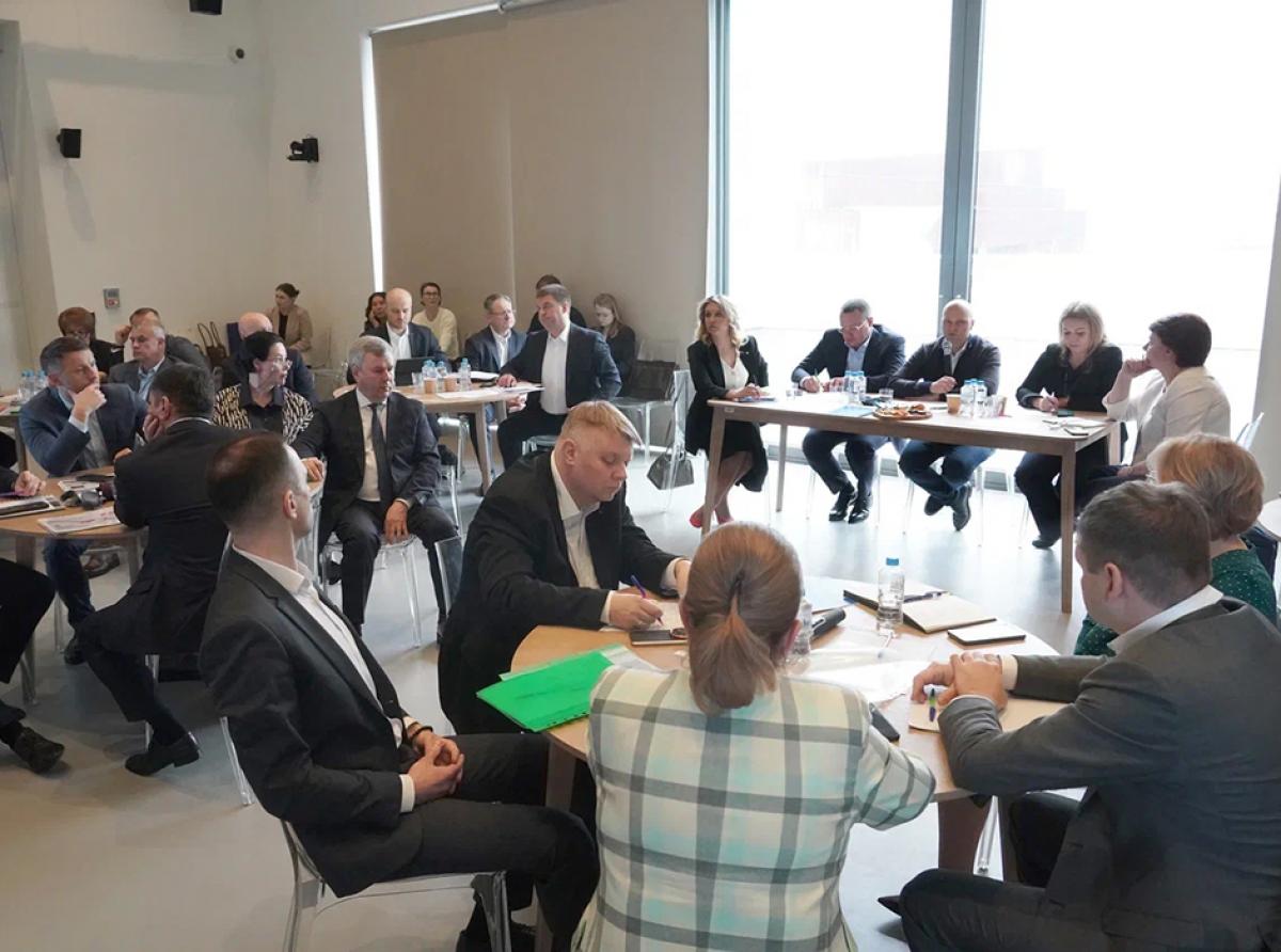 Снять галстуки и закатать рукава!