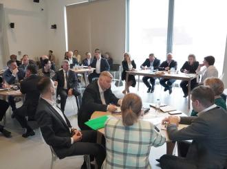 Снять галстуки и закатать рукава!