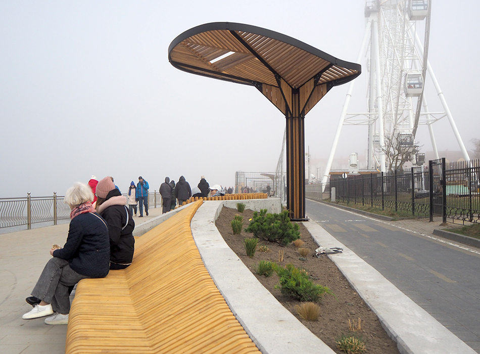 Озеленители высадили на променаде Зеленоградска 1070 растений