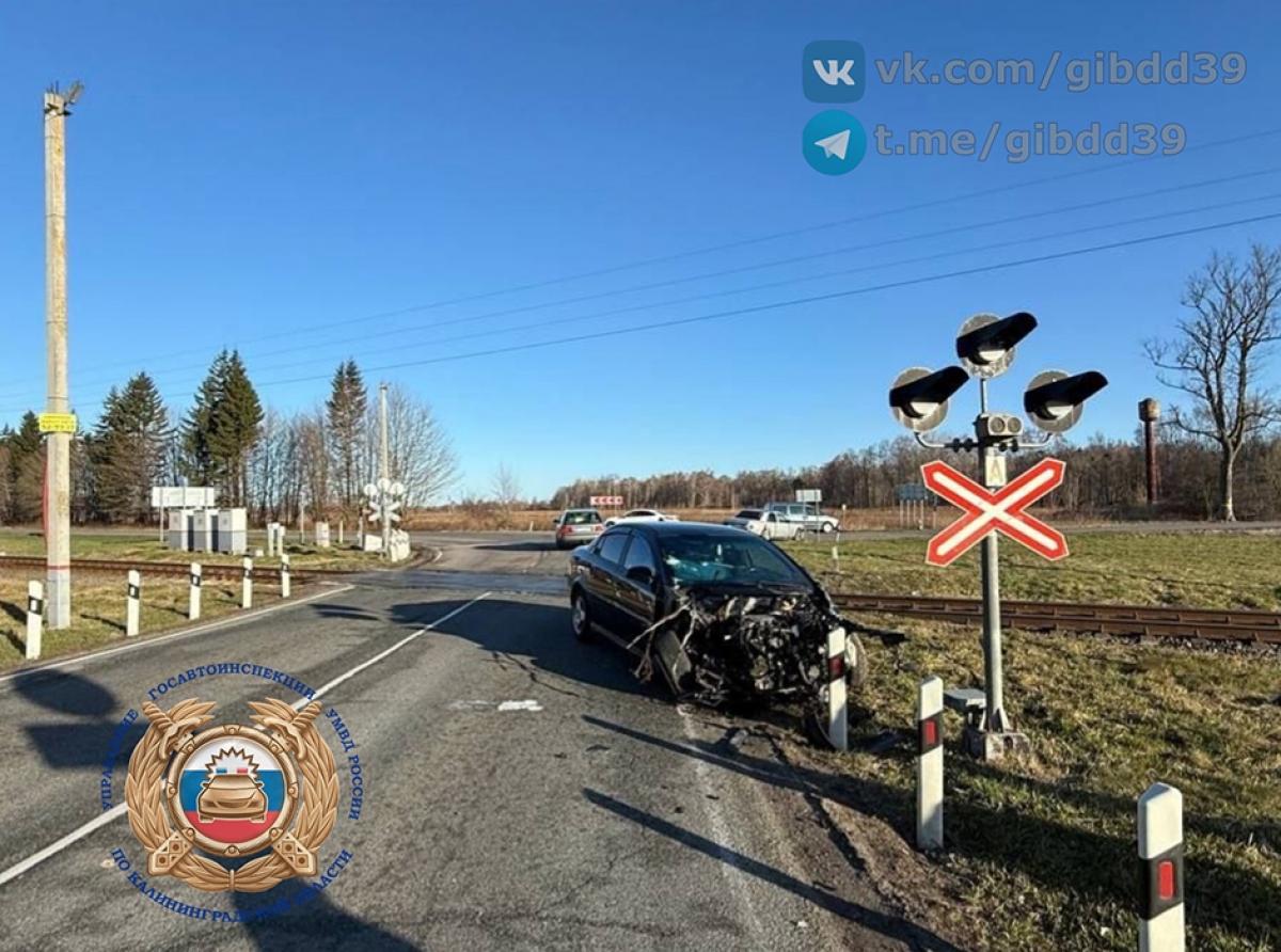 В районе поселка Кострово автомобиль столкнулся в поездом