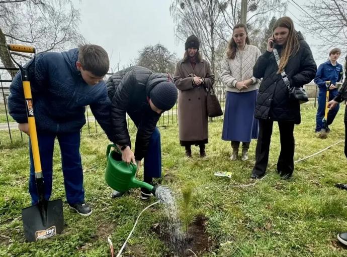 На территории школы посёлка Грачёвка заложили Аллею космонавтики