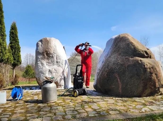 На мемориале воинам-мотоциклистам провели первый весенний воскресник