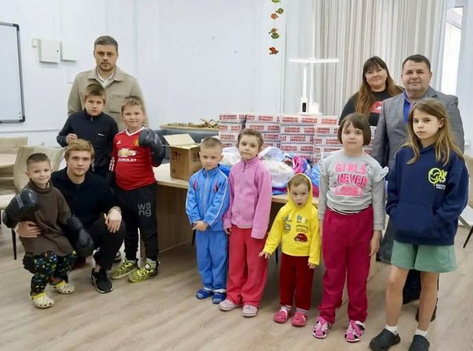 В преддверии Международного дня защиты детей депутаты окружного Совета передали подарки воспитанникам Центра «Наш дом»