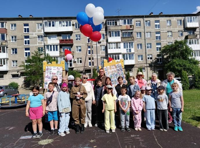 Жители западного микрорайона Зеленоградска провели патриотическое мероприятие в День России