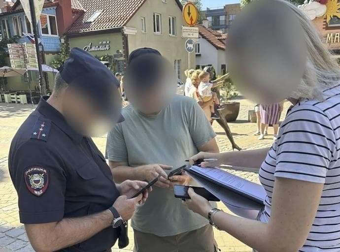Сотрудники Минконтроля и полиции провели рейд в Зеленоградске и проверили, как экскурсоводы соблюдают закон