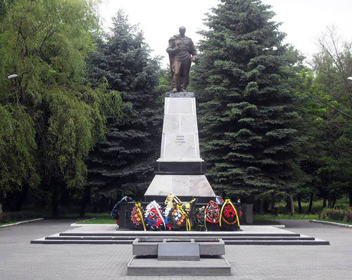 Братская могила советских воинов и «Вечный огонь»